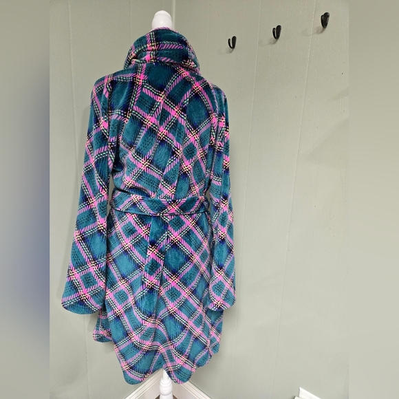 Victoria Secrets Robe. Size  xs/xp/xp/p.  Good condition. Green and pink plaid. - Picture 3 of 8